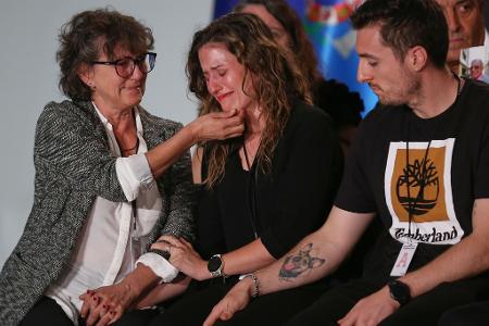 Viele der Angehörigen von Opfern der Flutkatastrophe 2024 in Valencia brachen bei der offiziellen Trauerveranstaltung in Tränen aus.