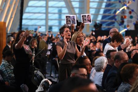 Angehörige von Opfern der Flutkatastrophe von Valencia protestieren bei der offiziellen Trauerfeier am ersten Jahrestag gegen die Teilnahme des Regionalregierungschefs Carlos Mazón. Sie werfen ihm Versagen am Tag der Katastrophe vor.