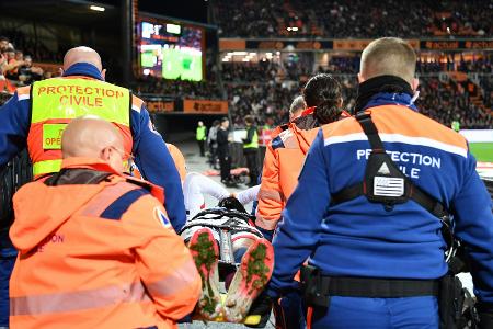 PSG-Schock vor Bayern: Doué vom Platz getragen PSG-Schock vor Bayern: Doué vom Platz getragen