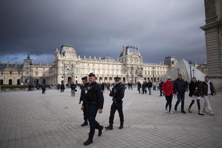 Die zwei weiteren Beteiligten des Einbruchs in den Louvre konnten noch nicht gefasst werden (Archivbild).