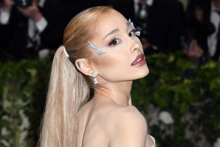 Ariana Grande verabschiedet sich von ihrer blonden Mähne Ariana Grande verabschiedet sich von ihrer blonden Mähne