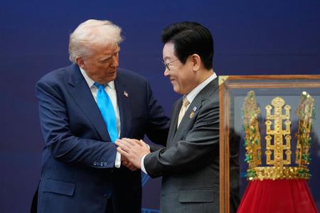 US-Präsident Donald Trump und Südkoreas Präsident Lee Jae Myung haben bei ihrem Treffen am Mittwoch über atomgetriebene U-Boote gesprochen. US-Präsident Donald Trump und Südkoreas Präsident Lee Jae Myung haben bei ihrem Treffen am Mittwoch über atomgetriebene U-Boote gesprochen.