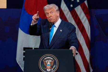 US-Präsident Donald Trump kündigt Atomwaffentests an.  US-Präsident Donald Trump kündigt Atomwaffentests an.