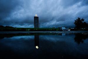 VW in Wolfsburg rutscht in die roten Zahlen - wegen der Probleme bei Porsche. (Archivbild)
