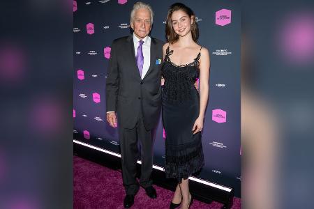 Michael Douglas strahlt mit Tochter Carys auf dem roten Teppich Michael Douglas strahlt mit Tochter Carys auf dem roten Teppich