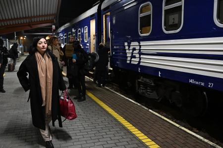 Reem Alabali Radovan (SPD), Bundesministerin für wirtschaftliche Zusammenarbeit und Entwicklung, steht auf ihrer Reise nach Kiew am Bahnsteig in Polen.