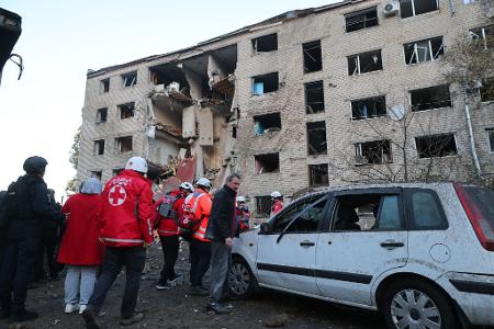 Mehrere Menschen stehen in der Stadt Saporischschja nach den russischen Angriffen ohne Wohnraum da.