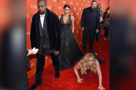 Nach zehn Jahren: Amy Schumer wirft sich wieder vor Kim Kardashian Nach zehn Jahren: Amy Schumer wirft sich wieder vor Kim Kardashian