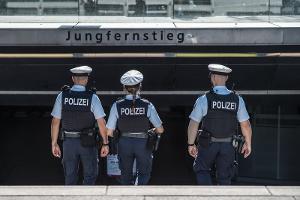 Ein Streifenteam der Bundespolizei am Eingang zur S-Bahnstation Jungfernstieg.
Symbol-Foto: Bundespolizei