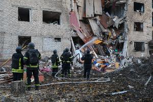 In der ukrainischen Großstadt Saporischschja schlug eine Rakete in ein Wohnheim ein.