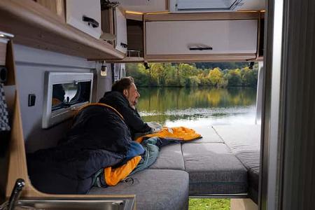 Poessl Summit Bett, Schlafsack, Campingbus