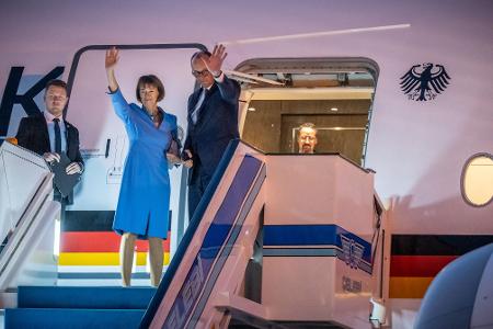 Die Mitreise von Merz' Frau Charlotte ist als seltene Geste der Freundschaft zu verstehen.