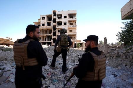 Die Bilder des Tages Sicherheitskräfte aus Syrien und aus Deutschland sichern den Besuch von Außenminister Wadephul bei einem humanitären Projekt in einer Straße mit während des Bürgerkriegs zerbombten Häusern in Harasta ab.