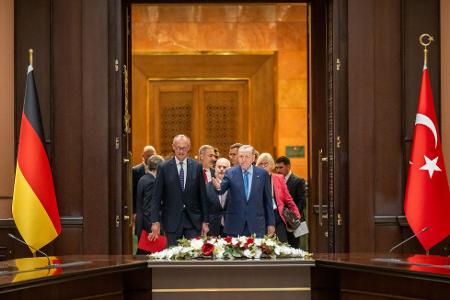 Bundeskanzler Friedrich Merz kommt neben Recep Tayyip Erdoğan, Präsident der Türkei, zu einem Gespräch im Präsidentenpalast. 