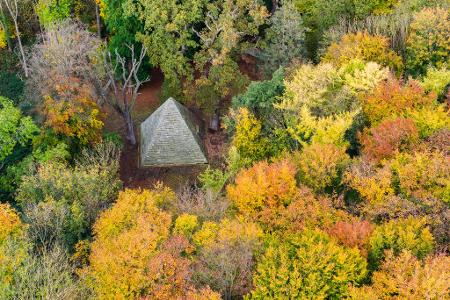Das Mausoleum des Grafen Ernst zu Münster steht zwischen herbstlichen Bäumen am Laves-Kulturpfad im Landkreis Hildesheim.