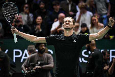 Alexander Zverev jubelt nach seinem Sieg gegen Camilo Ugo Carabelli in Paris.