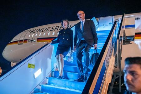 Bundeskanzler Friedrich Merz steigt neben seiner Frau Charlotte am Flughafen in Ankara aus einem Flugzeug der Flugbereitschaft.