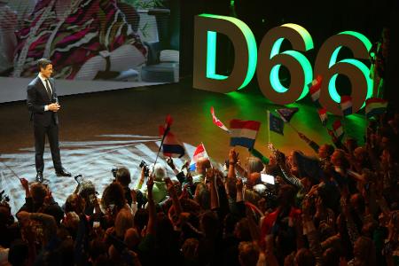 Rob Jetten, Vorsitzender der Mitte-Links-Partei D66, spricht auf der Bühne während bei einer Wahlveranstaltung während der Parlamentswahlen.