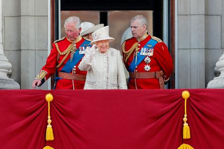 Damals war er noch Herzog von York: Andrew (rechts) mit seiner inzwischen verstorbenen Mutter, der Königin Elizabeth II., und seinem Bruder Charles. (Archivbild)
