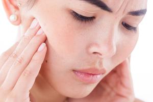 Druck im Oberkiefer: Treten bei einer Erkältung Zahnschmerzen auf, kann es sich um eine Nasennebenhöhlenentzündung handeln.