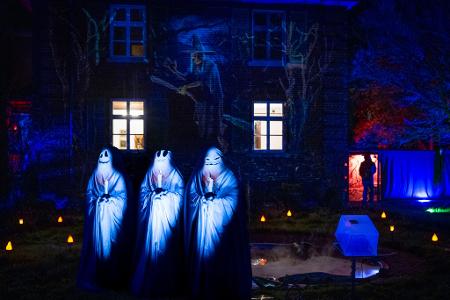 Die Bilder des Tages Grusel-Alarm: Halloween-Haus in Frankfurt.
