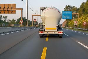 Dürfen Lkw in Baustellen links fahren? Lkw Baustelle