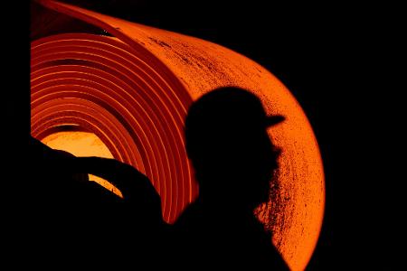 Ein Stahlarbeiter bei der Arbeit - er hat eine neue Chef-Chefin. 