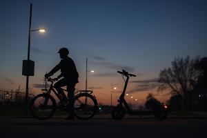 Symbolbild für Fahrrad-E-Scooter-Kontrollwoche Polizei Ludwigshafen Dämmerung.jpg
