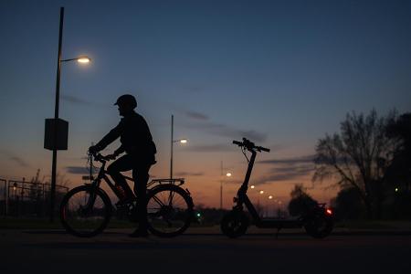 Symbolbild für Fahrrad-E-Scooter-Kontrollwoche Polizei Ludwigshafen Dämmerung.jpg