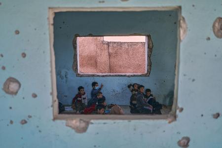 Die Bilder des Tages Hoffnung trotz Zerstörung: Unterricht in der Grundschule von Maar Schmarin, Idlib.