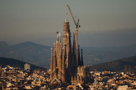 Blick auf die Basilika Sagrada Familia in Barcelona, die seit Donnerstag nach der Anbringung des ersten Kreuzsegments auf dem Turm Jesu Christi den höchsten Kirchturm der Welt hat.