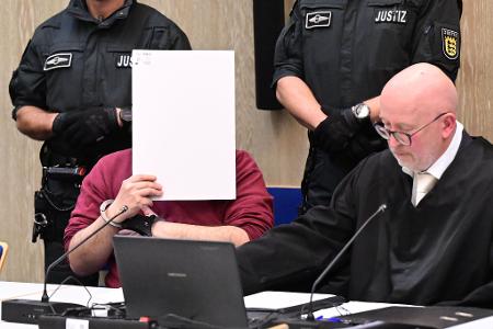 Für den Angeklagten las sein Verteidiger Uwe Kosmala eine Erklärung vor.  Für den Angeklagten las sein Verteidiger Uwe Kosmala eine Erklärung vor.