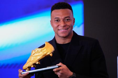 Kylian Mbappe von Real Madrid hält nach der Verleihung des Goldenen Schuhs seinen Preis in den Händen.