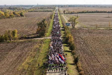 Ein Jahr nach dem Dacheinsturz: Studenten marschieren durch Nordserbien nach Novi Sad.