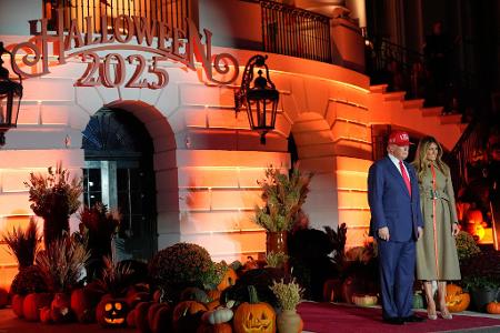US-Präsident Donald Trump und First Lady Melania Trump posieren für ein Foto während einer Veranstaltung zu Halloween im Weißen Haus auf dem Südrasen.