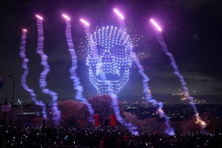 Drohnen fliegen über der Londoner Innenstadt, um Halloween zu feiern.