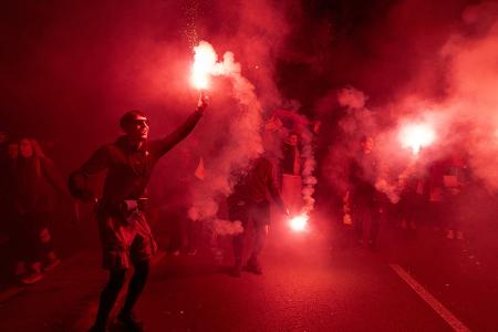 Demonstranten zünden Fackeln bei einer Kundgebung zum ersten Jahrestag der Bahnhofskatastrophe in Novi Sad an.