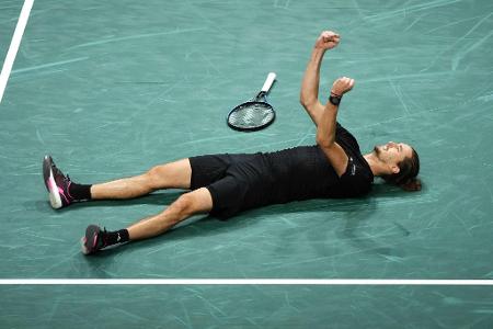 Die Bilder des Tages Alexander Zverev feiert nach seinem Sieg gegen den Russen Daniil Medvedev.