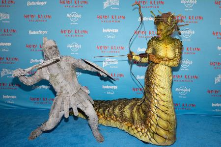 Die Bilder des Tages Tom Kaulitz (l) und Heidi Klum besuchen die 24. jährliche Halloween-Party von Heidi Klum.