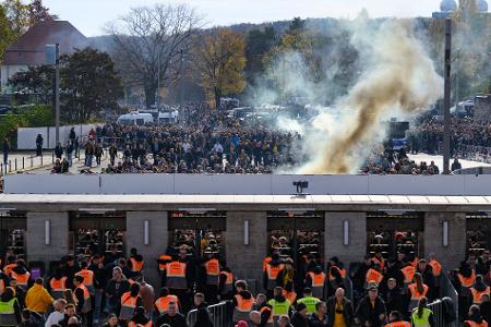 Dresdner Anhänger zünden Pyro vor dem Hertha-Spiel vor dem Olympiastadion