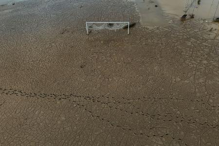 Nach Hurrikan „Melissa“: Fußballfeld in Montego Bay auf Jamaika im Schlamm versunken