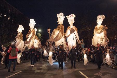 Feiernde ziehen während der Village Halloween Parade in New York die Sixth Avenue entlang.