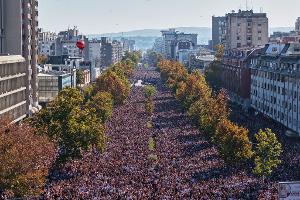 Zehntausende gedachten der 16 Opfer des Einsturzes des Bahnhofsvordachs in Novi Sad vor genau einem Jahr. 