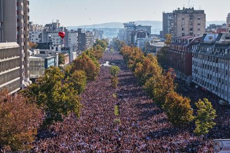 Zehntausende gedachten der 16 Opfer des Einsturzes des Bahnhofsvordachs in Novi Sad vor genau einem Jahr. 