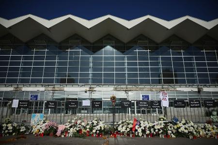 Vor dem Bahnhof, wo sich die Tragödie ereignete, legten Bürger und Studierende Kränze und Blumen für die 16 Opfer nieder. 