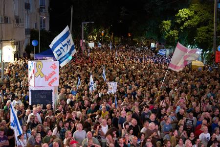 Schätzungen zufolge beteiligten sich etwa 150.000 Menschen an der Gedenkveranstaltung für den 1995 ermordeten damaligen israelischen Regierungschef Izchak Rabin.