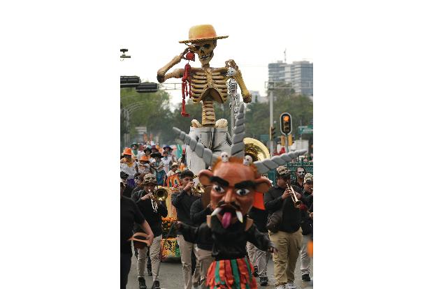 Die Parade ist einem Umzug nachempfunden, der im James-Bond-Film 