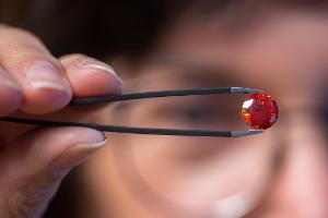 Ein Diamant aus Asche kostet mehrere tausend Euro. (Archivbild)