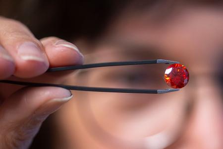 Ein Diamant aus Asche kostet mehrere tausend Euro. (Archivbild)