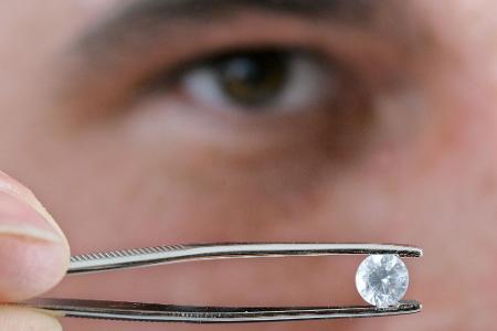 In zwei Bundesländern ist es erlaubt, einen Teil der Totenasche zu einem Diamanten zu verarbeiten. (Archivbild)